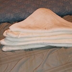 Source Unknown White Table Linens